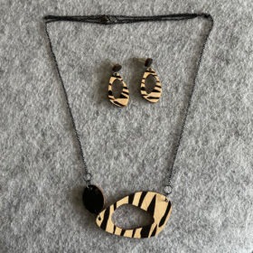 set oorringen en ketting – Amber zwart