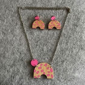 set oorringen en ketting – Rien roze